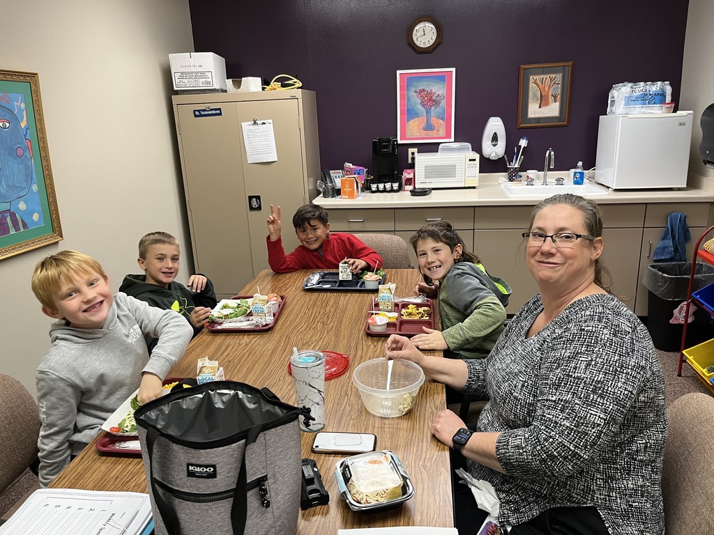 Principal eating lunch with students.
