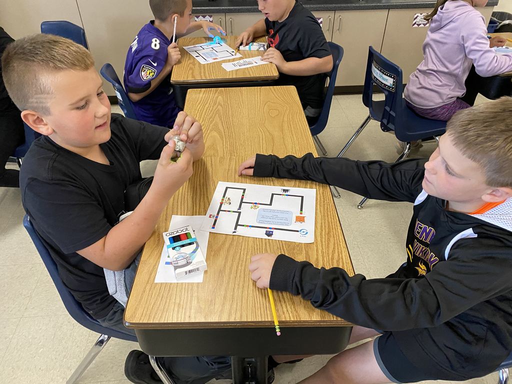 4th graders working with ozobots